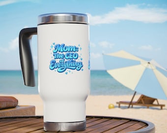 Tazza da viaggio "Mamma CEO di tutto", in acciaio inossidabile con manico in plastica, con citazione bianca e blu ceruleo.
