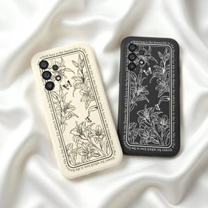 以下が含まれることがあります： 花柄と蝶のデザインが施された、クリーム色と黒色の2つの携帯電話ケース。ケースの縁には「the flower for which love is the honey.life is the」の文字が書かれています。クリーム色のケースは黒い花柄で、黒色のケースは白い花柄です。