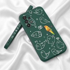 Könnte beinhalten: Dunkelgrüne Handyhülle mit weißem Doodle-Design verschiedener Vögel und anderer Formen. Ein bunter Papagei ist in der Mitte abgebildet. Die Hülle wird auf einem weißen Satinhintergrund gezeigt.