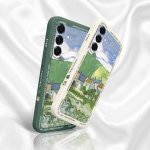 以下が含まれることがあります： 緑の丘、木々、家々が描かれた印象派の油絵風デザインのスマートフォンケース2点。ダークグリーンとクリーム色のケースには、それぞれ「IMPRESSIONIST ART OIL PAINTING」という文字がプリントされています。