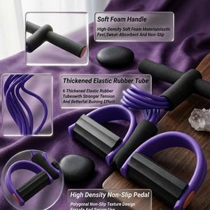 K&ouml;nnte beinhalten: Ein lila-schwarzes Fitness-Widerstandsband-Set. Das Set enth&auml;lt ein Paar Fu&szlig;pedale mit schwarzen Schaumstoffgriffen, ein Paar schwarze Schaumstoffgriffe und sechs lila elastische Gummischl&auml;uche. Konzipiert f&uuml;r Bewegung und Fitness.