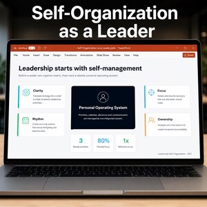 Könnte beinhalten: Ein Laptop-Bildschirm mit einer Präsentation zum Thema Self-Organization as a Leader. Die Folie zeigt den Text Leadership starts with self-management sowie Abschnitte zu Clarity, Focus, Rhythm, Ownership und ein Personal Operating System Feld.