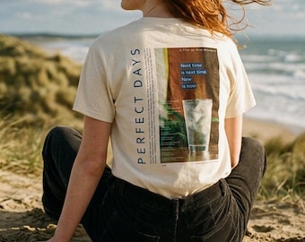 Perfect Days 2023 Film Alternative Poster - "Das nächste Mal ist das nächste Mal, jetzt ist jetzt" Wim Wenders - Design Premium Unisex T-Shirt - Natur."