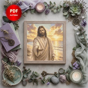 Op de afbeelding: Een ingelijste digitale print met een bebaarde figuur in gewaden die bij zonsondergang op een strand staat met een uitgestoken hand. De afbeelding bevat een rode cirkelvormige badge met de witte tekst PDF PATTERN, omringd door decoratieve eucalyptus.