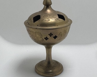 Bruciatore di incenso vintage in ottone con decorazioni floreali incise, stile indiano MCM.
