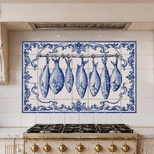 Op de afbeelding: Een rechthoekige muurschildering bestaande uit witte keramische tegels met een blauwe inktillustratie van zes vissen die aan een horizontale stang hangen. Het ontwerp bevat sierlijke krulranden en decoratieve elementen in een klassieke stijl.