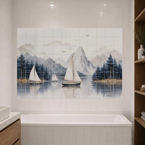 Könnte beinhalten: Ein Wandbild aus quadratischen Fliesen mit einer Landschaftsszene, die Segelboote auf einem ruhigen See zeigt, umgeben von dunkelgrünen Kiefern und hohen, hellen Bergen unter einem sanften Himmel, mit kleinen Vögeln in der Ferne.