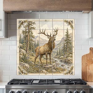 Könnte beinhalten: Ein quadratisches dekoratives Fliesenwandbild, bestehend aus sechzehn einzelnen Fliesen in einem Vier-mal-vier-Raster, das eine detaillierte Illustration eines braunen Hirsches in einer bergigen Waldlandschaft mit einem Bach zeigt.