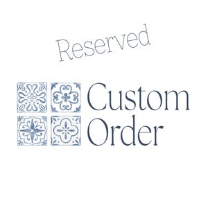 Puede incluir: Un diseño gráfico que presenta el texto Reserved y Custom Order en una fuente serif azul oscuro. A la izquierda, cuatro azulejos cuadrados están dispuestos en una cuadrícula, cada uno con un patrón floral azul y blanco único con motivos botánicos simétricos.