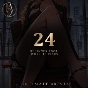 Op de afbeelding: Een digitale afbeelding met de tekst 24 BEGINNER FOOT WORSHIP TASKS en INTIMATE ARTS LAB. De afbeelding toont een persoon in een donker pak en zwarte hakken zittend op een stoel, met een rond logo linksboven tegen een achtergrond van een stad.