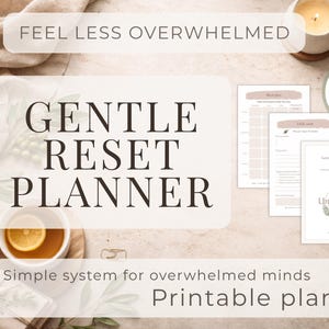 Puede incluir: Un planificador PDF digital con el texto "Gentle Reset Planner" y "Feel Less Overwhelmed". La imagen incluye una taza de té con limón, una vela y varias páginas de planificador imprimibles. El planificador está diseñado para ayudar a las mentes abrumadas.