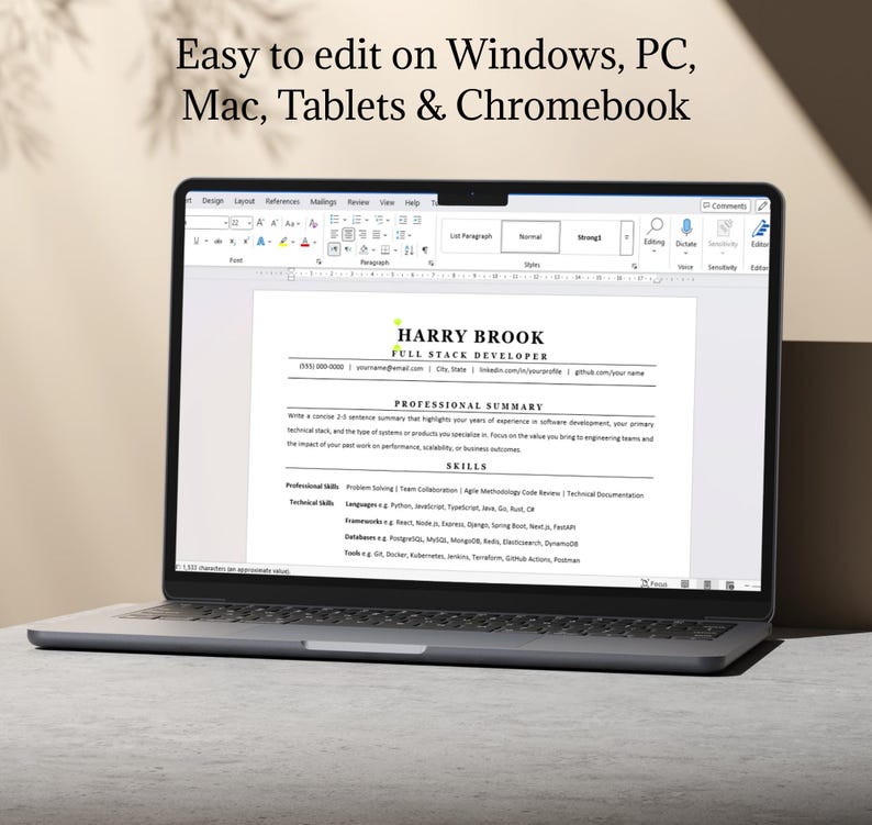 Puede incluir: Un port&aacute;til que muestra una plantilla de curr&iacute;culum para un desarrollador full stack llamado Harry Brook. La pantalla muestra secciones de resumen profesional y habilidades. El texto superior dice: Easy to edit on Windows, PC, Mac, Tablets & Chromebook.