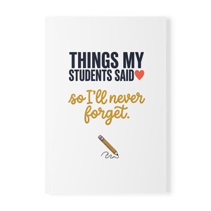 Puede incluir: Cuaderno blanco con el texto "THINGS MY STUDENTS SAID" en azul marino, un corazón rojo y "so I'll never forget" en dorado. Una ilustración de lápiz en la parte inferior.