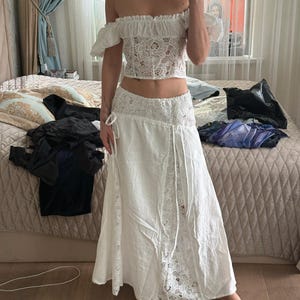 Vitt spetskorsett med kort topp och böljande midikjol, Cottagecore-kostym för brudshower Two Piece Set