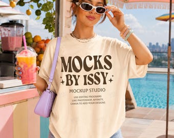 Mockup de camiseta Comfort Colors 1717 cor marfim, mockup de camiseta de verão para quiosque de smoothies à beira da piscina, mockup de roupa para férias.