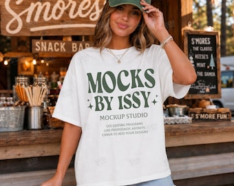 Comfort Colors 1717 ホワイトTシャツモックアップ、スモアステーションキャンプキャビンサマーライフスタイル販売者ディスプレイTシャツモックアップ