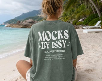 Mockup da parte de trás da camiseta Comfort Colors 1717 Moss, mockup de camiseta com vista traseira para a praia, mockup de camiseta para férias na praia