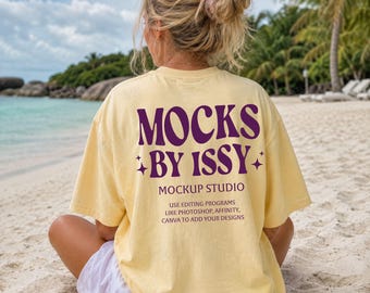 Mockup da parte de trás da camiseta Comfort Colors 1717 Banana, mockup de camiseta com vista traseira para a praia, mockup de camiseta para férias na praia