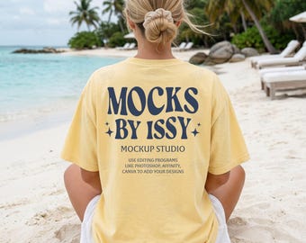 Mockup da parte de trás da camiseta Comfort Colors 1717 Butter, mockup de camiseta com vista traseira para a praia, mockup de camiseta para férias na praia