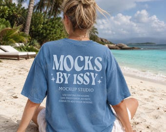 Mockup da camiseta Comfort Colors 1717 azul jeans com as costas à mostra, mockup de camiseta com vista traseira para a praia, mockup de camiseta para férias na praia.