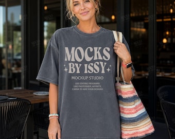 Comfort Colors 1717 ペッパーTシャツモックアップ、サマーパティオ正面図Tシャツモックアップ、アウトドアカフェライフスタイルシャツモックアップ