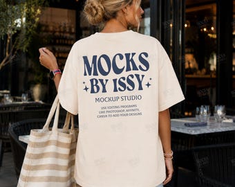 Mockup da parte de trás da camiseta Comfort Colors 1717 cor marfim, mockup de camiseta vista de trás para o verão em um pátio, mockup de camiseta para estilo de vida ao ar livre em um café.