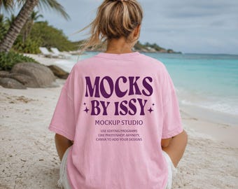 Mockup da camiseta Comfort Colors 1717 Blossom Back, mockup de camiseta com vista traseira para a praia, mockup de camiseta para férias na praia