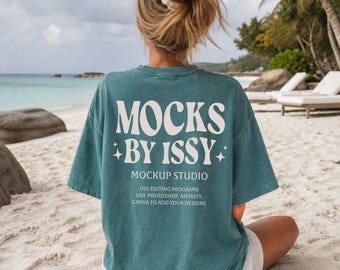 Mockup da camiseta Comfort Colors 1717 Blue Spruce Back, mockup de camiseta com vista traseira para a praia, mockup de camiseta para férias na praia