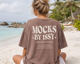 Mockup da parte de trás da camiseta Comfort Colors 1717 Espresso, mockup de camiseta com vista traseira para a praia, mockup de camiseta para férias na praia