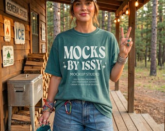 Mockup da camiseta Comfort Colors 1717 Blue Spruce, ideal para camping, cabana, varanda ou atividades ao ar livre.