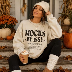 Gildan 18000 Sand Sweatshirt Mockup, Herbst Veranda Kürbis Szene, Gemütlicher Herbst Digital Bekleidung Mockup