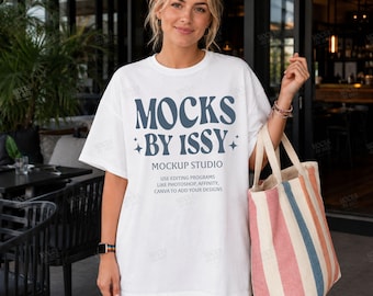 Comfort Colors 1717 ホワイトTシャツモックアップ、サマーパティオフロントビューTシャツモックアップ、アウトドアカフェライフスタイルシャツモックアップ