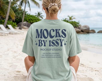 Mockup da camiseta Comfort Colors 1717 Bay Back, mockup de camiseta com vista traseira para a praia, mockup de camiseta para férias na praia