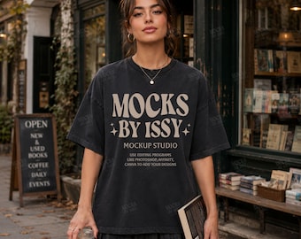 Comfort Colors 1717 ブラックTシャツモックアップ、書店ストリートライフスタイルTシャツモックアップ、コーヒーショップ読書シャツモックアップ
