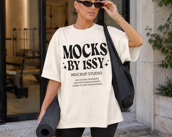アイボリーコンフォートカラーズ1717シャツモックアップ、ピラティススタジオモデルTシャツ写真、ヨガモックアップ、ウェルネスアパレルモックアップ