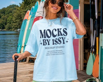 Comfort Colors 1717 シャンブレー T シャツ モックアップ、レイクサイド パドルボード ドック サマー T シャツ モックアップ、沿岸アウトドア アパレル モックアップ