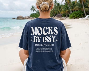 Mockup da parte de trás da camiseta Comfort Colors 1717 azul-marinho, mockup de camiseta vista de trás para a praia, mockup de camiseta para férias na praia
