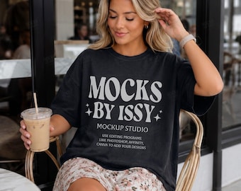 Comfort Colors 1717 ブラックTシャツモックアップ、コーヒーショップライフスタイルTシャツモックアップ、オーバーサイズブラックシャツモックアップ