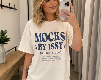 Mockup de camiseta Comfort Colors 1717 na cor marfim, mockup de selfie no espelho, mockup de camiseta oversized neutra.