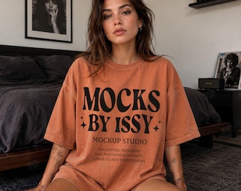 Comfort Colors 1717 Yam Tシャツモックアップ、正面図ベッドルームTシャツモックアップ、オーバーサイズフェミニンシャツ、ライフスタイルモックアップ
