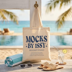 Puede incluir: Un bolso de tela beige colgado de un gancho, con el texto azul oscuro MOCKS BY ISSY MOCKUP STUDIO USE EDITING PROGRAMS LIKE PHOTOSHOP, AFFINITY, CANVA TO ADD YOUR DESIGNS junto a pequeños iconos de estrellas en la parte frontal.