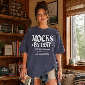Könnte beinhalten: Ein dunkelblaues kurzärmeliges T-Shirt mit weißem Text, der MOCKS BY ISSY MOCKUP STUDIO USE EDITING PROGRAMS LIKE PHOTOSHOP, AFFINITY, CANVA TO ADD YOUR DESIGNS lautet, akzentuiert durch kleine vierzackige Sternmotive auf der Vorderseite.