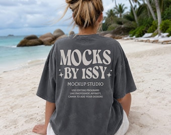 Mockup da parte de trás da camiseta Comfort Colors 1717 Pepper, mockup de camiseta com vista traseira para a praia, mockup de camiseta para férias na praia
