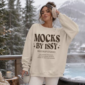 Gildan 18000 Sand Sweatshirt Mockup, Hot Pot Szene in Schneebedeckt, Winterhütte Digital Apparel Mockup