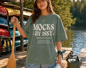 Mockup da camiseta Comfort Colors 1717 Moss, ideal para aluguel de canoas em um píer à beira de um lago, perfeita para o verão ao ar livre.