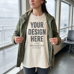 Comfort Colors 1717 Elfenbensvit T-shirt Mockup, Ferry Terminal Travel T-shirt Mockup, Grön Utility Jacka Lifestyle T-shirt Mockup