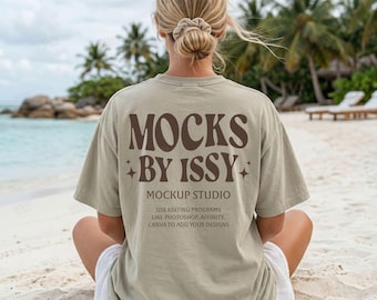 Mockup da parte de trás da camiseta Comfort Colors 1717 Sandstone, vista traseira da camiseta na praia, foto estilizada de camiseta costeira de verão.