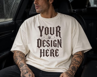 Comfort Colors 1717 アイボリー Tシャツ モックアップ、男性モデル用カーインテリア Tシャツ モックアップ（ゴシック ストリートウェア デザイン用）