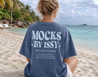 Mockup da parte de trás da camiseta jeans Comfort Colors 1717, mockup de camiseta vista de trás para a praia, mockup de camiseta para férias na praia