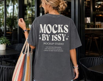 Comfort Colors 1717 ペッパーTシャツモックアップ、サマーパティオバックビューTシャツモックアップ、アウトドアカフェライフスタイルシャツモックアップ